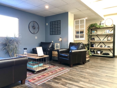 Lobby at ReStory Counseling with window, chairs, coffee table